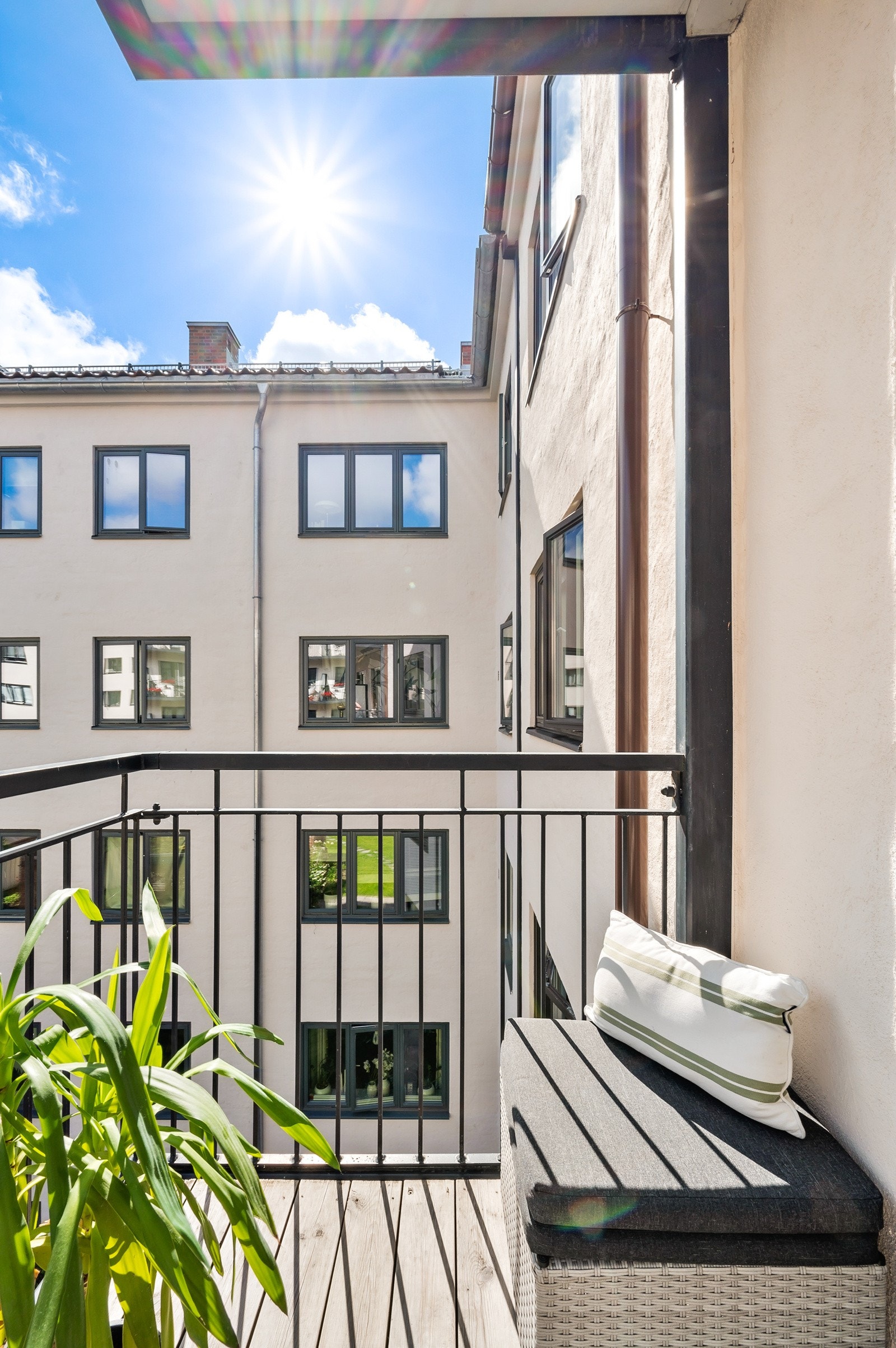 Ta med deg noe godt i glasset og nyt solen som titter frem! Galleribilde