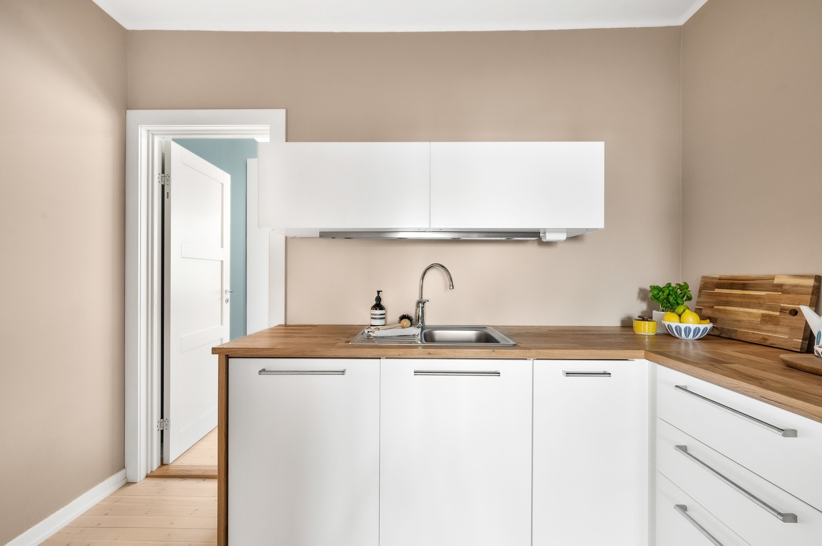 Her vil du få rikelig med skap - og benkeplass, flott innredning med slette fronter og benkeplate av tre. Galleribilde