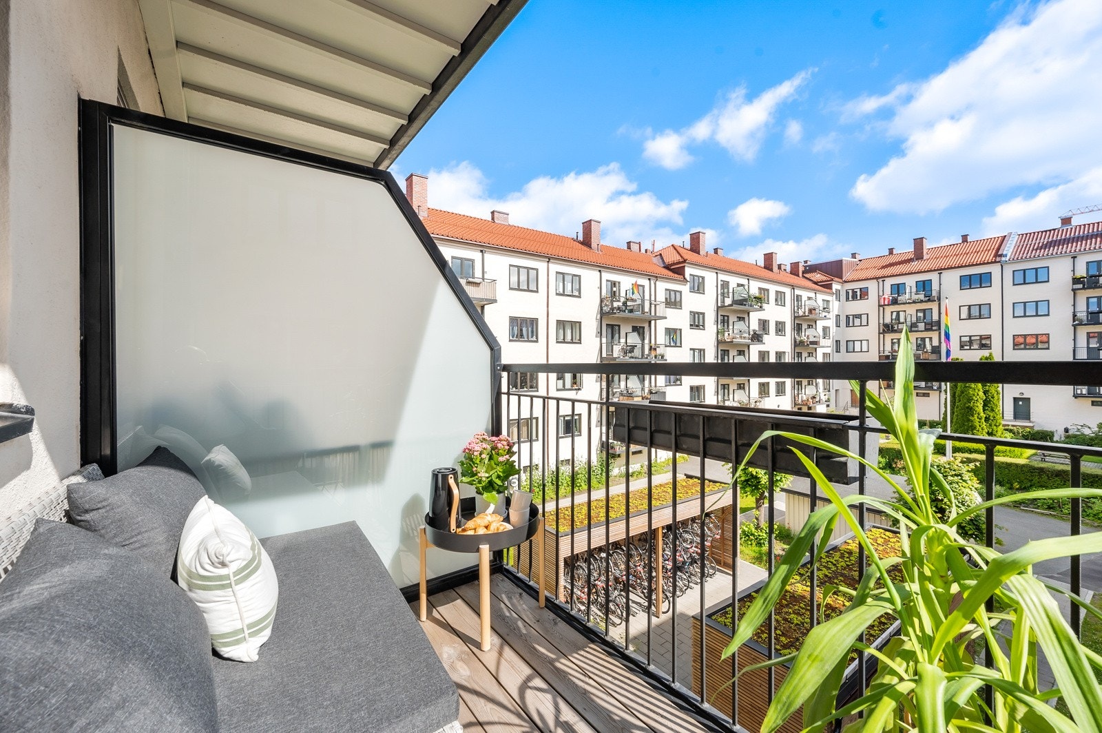 Her bor du rolig og skjermet til, hvor balkongen vender mot idyllisk bakgård. Galleribilde