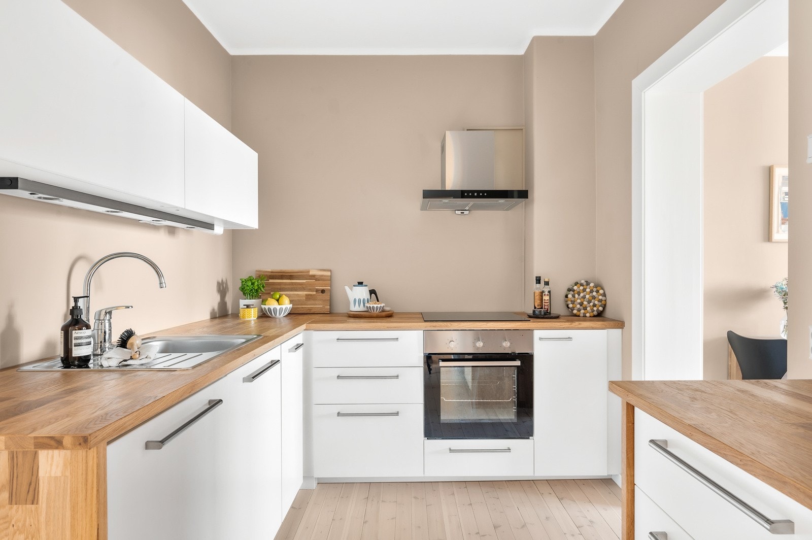 Kjøkkenet er utstyrt integrert oppvaskmaskin og stekeovn, induksjonstopp og frittstående kjøleskap. Galleribilde