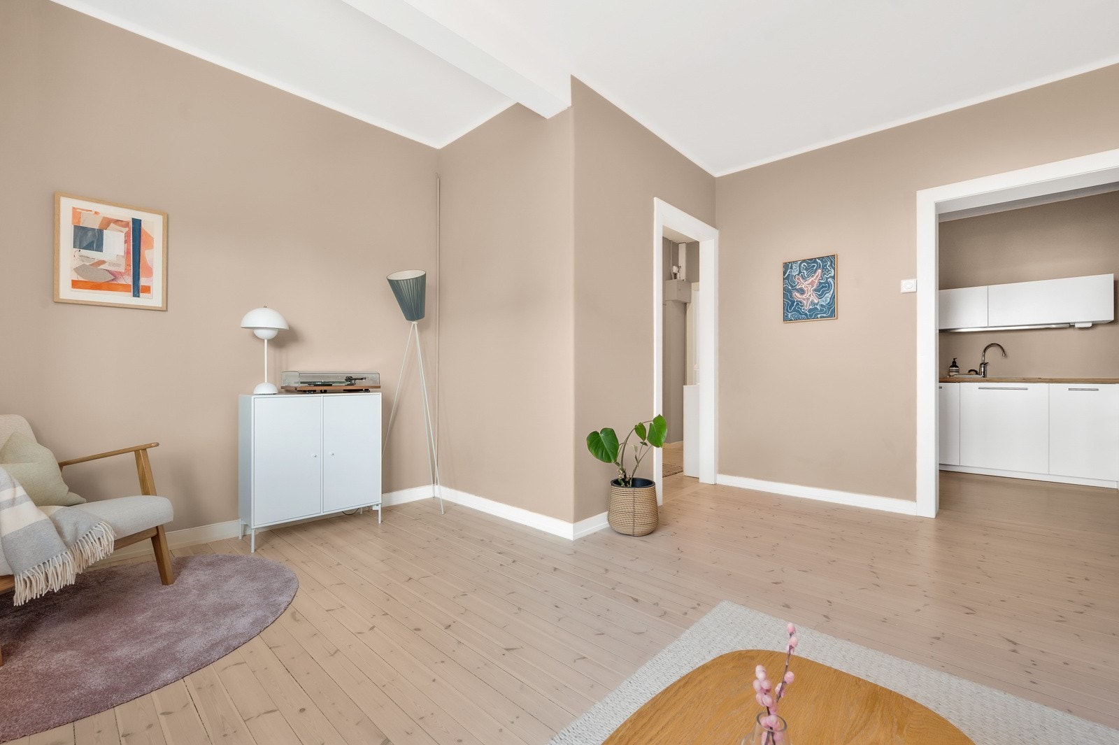 Her vil du bo usjenert til hvor du har en svært attraktiv, intern beliggenhet med nydelig utsikt fra spesielt stuen og kjøkkenet. Galleribilde