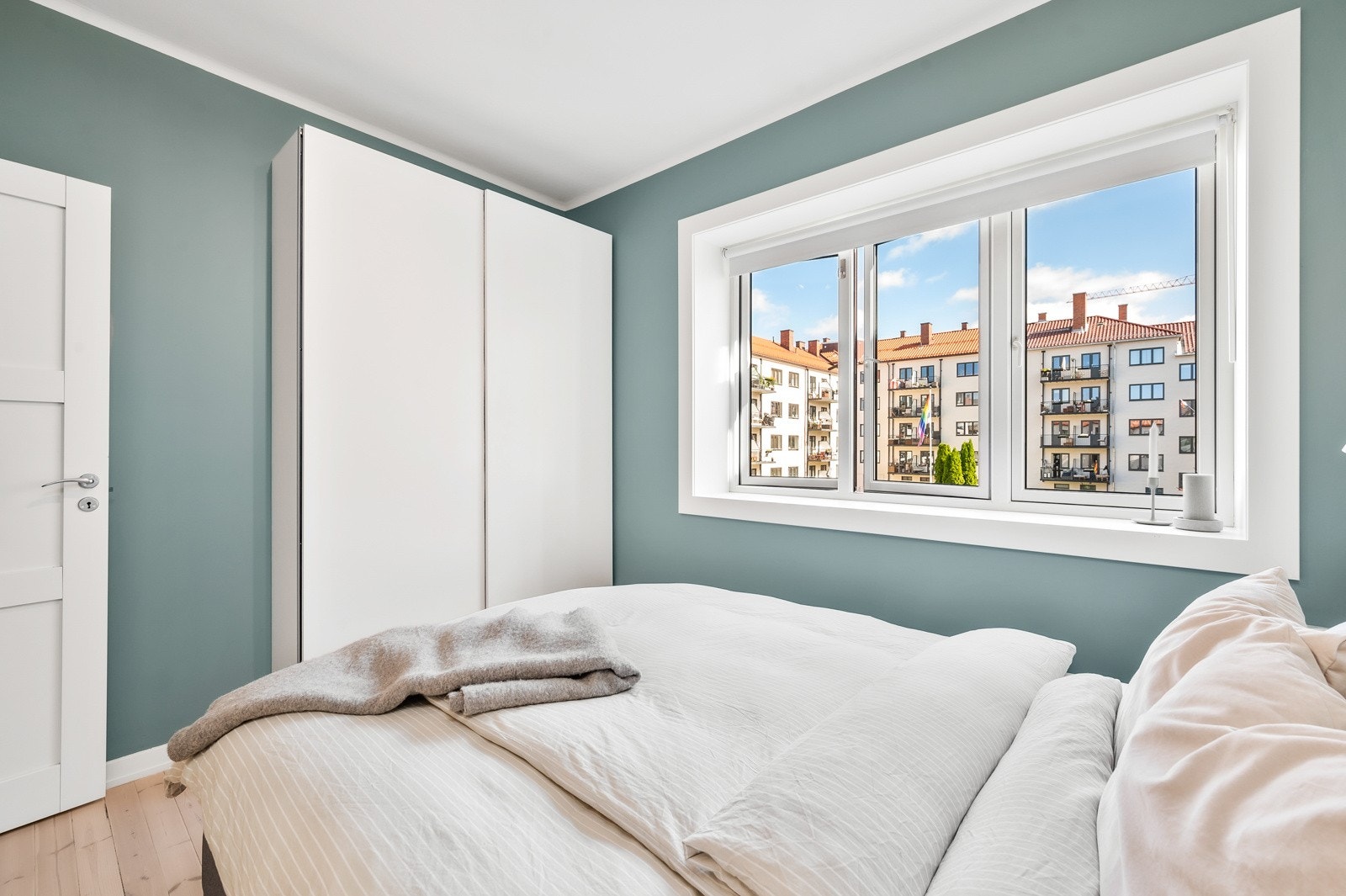 Visste du forresten at begge soverommene vender ut mot bakgården? Galleribilde