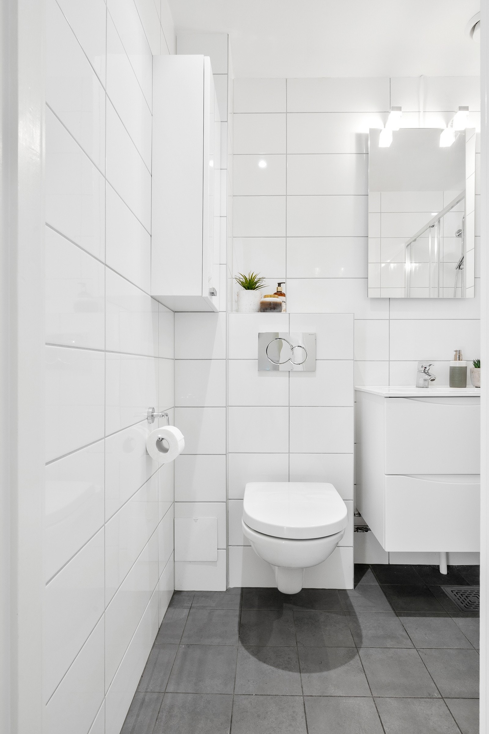 Pent bad oppgradert i 2016 med flislagte vegger og gulv, gulvvarme og nedsenket himling med downlights. Aksjelaget gjennomførte i 1999 en rørrehabilitering i bygget. Galleribilde