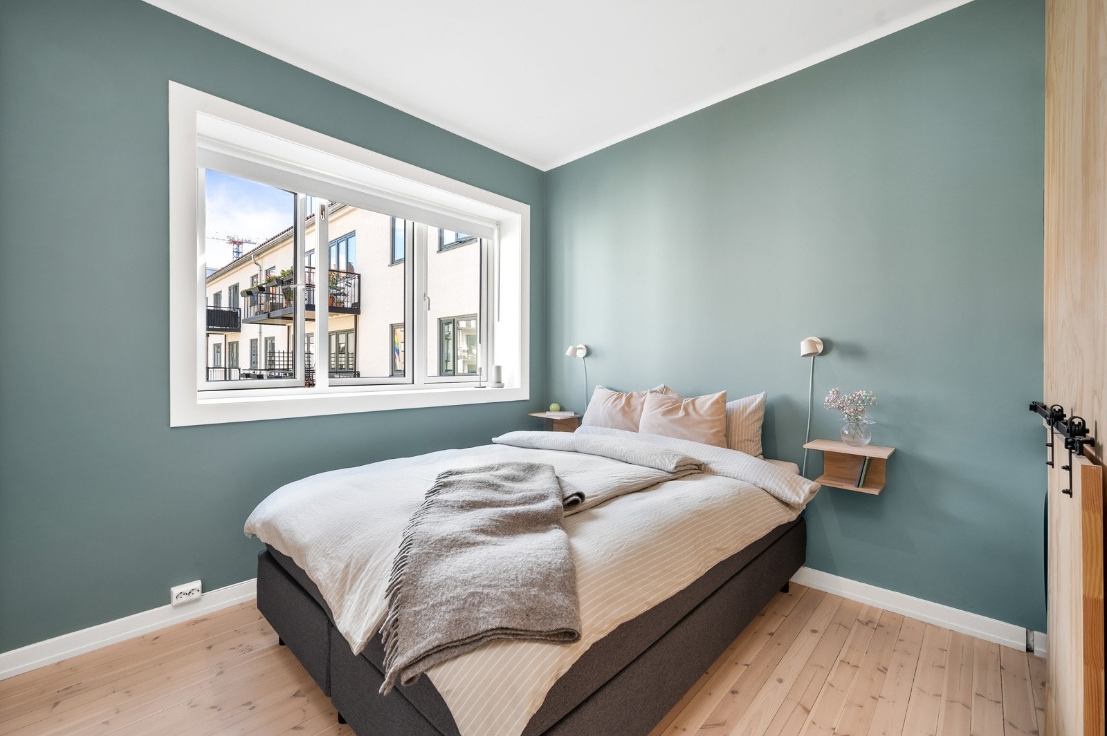 Videre har leiligheten to gode soverom. På hovedsoverommet har du god plass til dobbeltseng og diverse oppbevaringsmøbler. Galleribilde