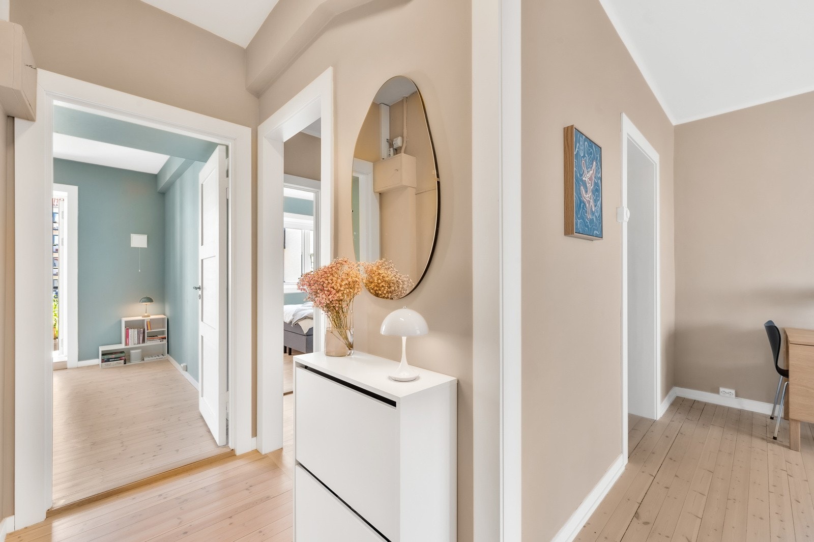 Leilighetens entré/gang binder de øvrige rommene sammen på en fin måte. Galleribilde