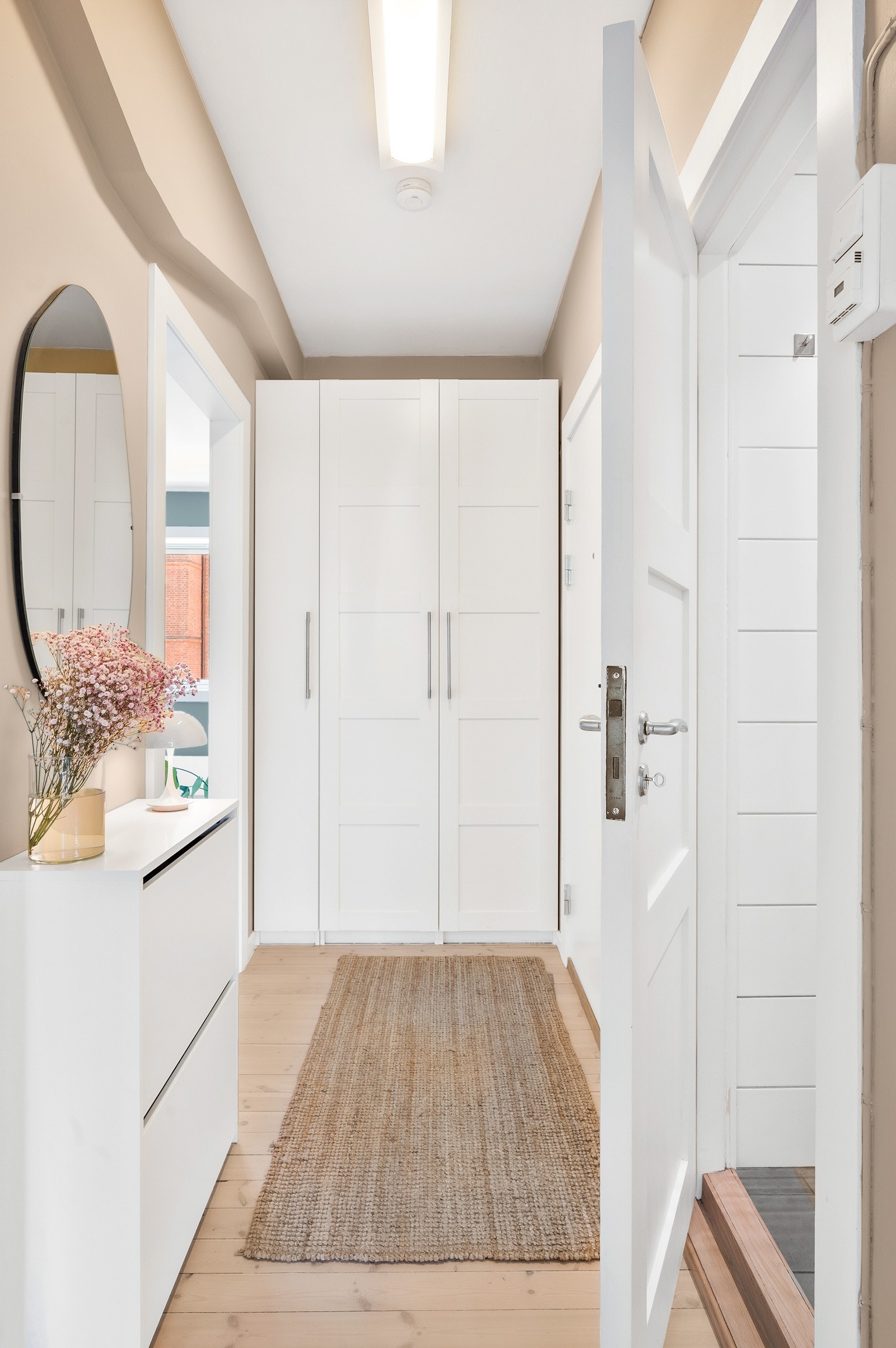 Her har du stort garderobeskap som gir deg gode oppbevaringsmuligheter. Galleribilde