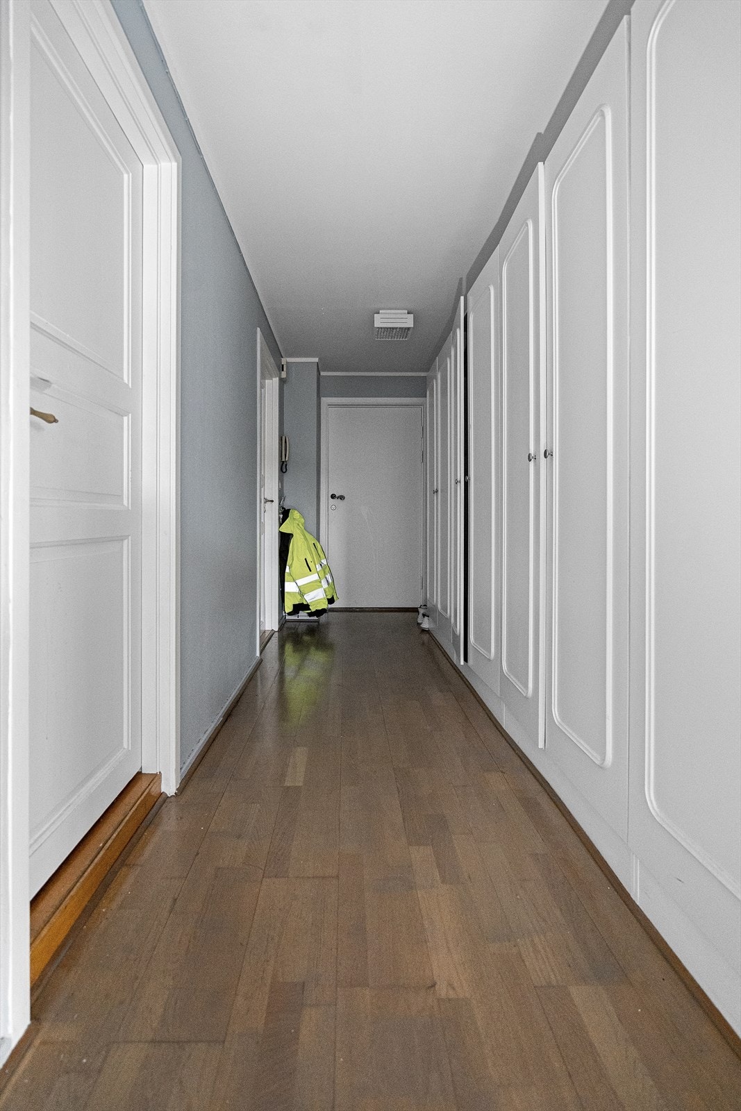 Du ønskes velkommen inn i en stor gang med laminat på gulv og malte overflater. Galleribilde