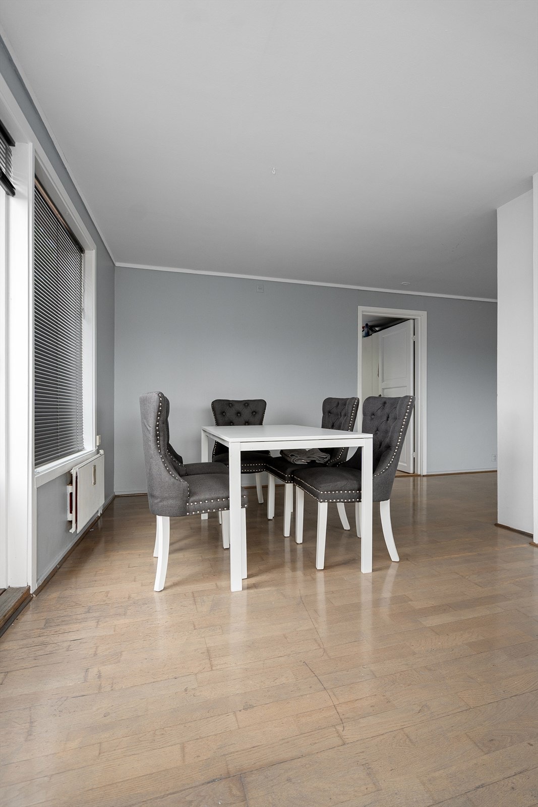 Fra stuen har du utgang til en solrik vestvendt balkong på 6m². Galleribilde