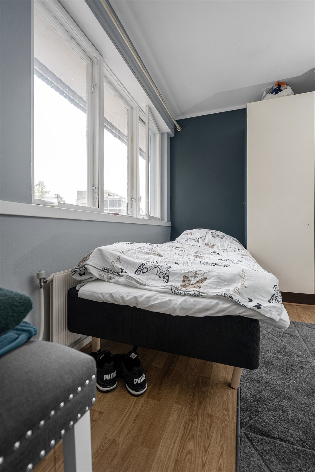 Soverommet har flere store vindusflater som sørger for rikelig med naturlig lys. Galleribilde