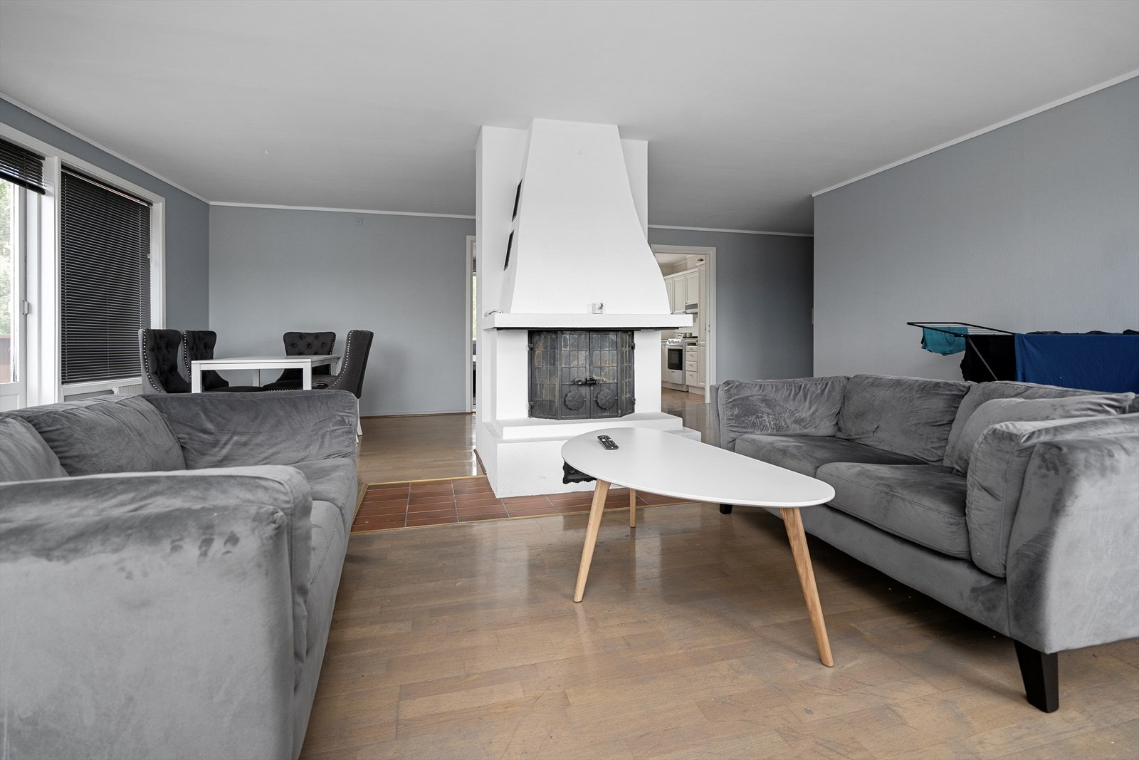 Som et midtpunkt i stuen er det en peis som bidrar til ekstra hygge. Leiligheten holdes god og lun på vinterstid med fjernvarme til radiatorer. Galleribilde