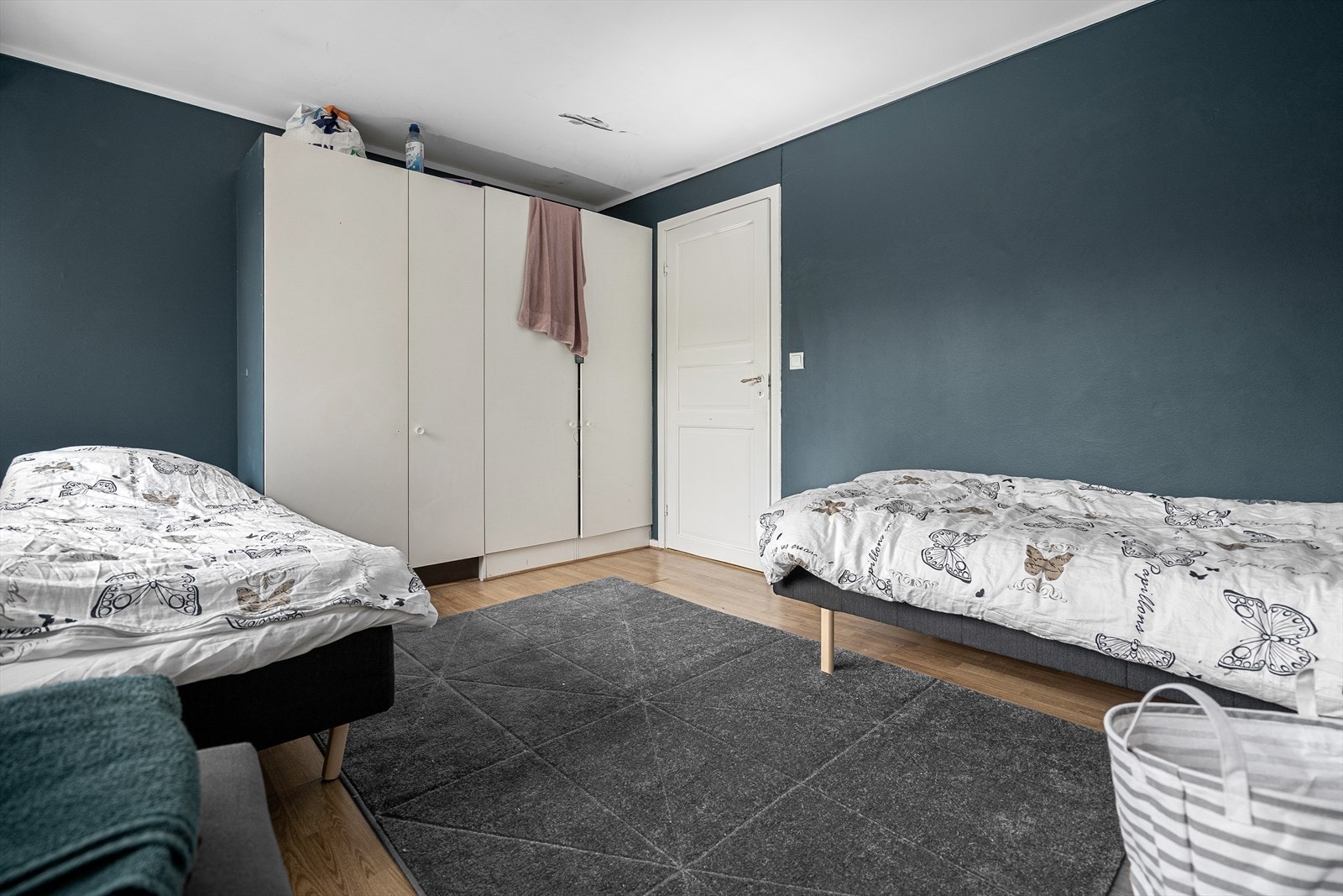 God oppbevaringsplass i medfølgende garderobeskap. Galleribilde