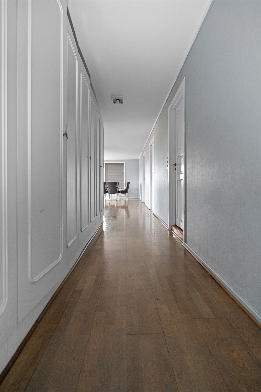 I gangen er det god oppbevaringsplass i flere plassbygde garderobeskap. Galleribilde