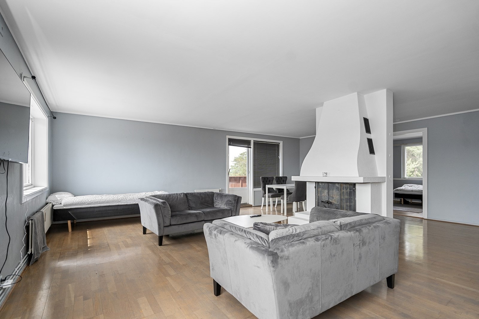 En stor og lys 3-roms selveierleilighet med noe moderniseringsbehov for å tilfredsstille dagens krav til standard. Galleribilde