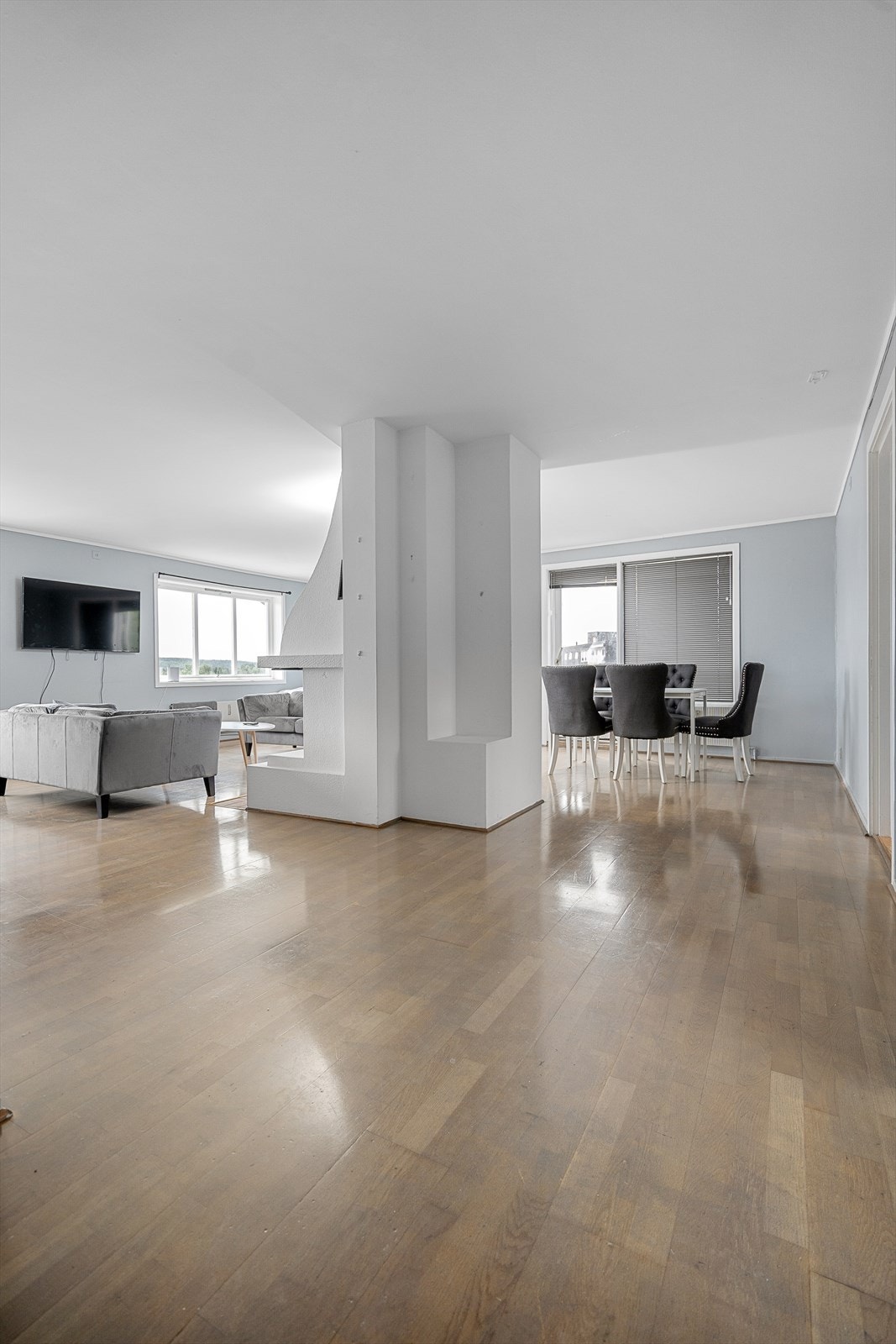 Stuen er romslig med god plass til flere ulike sittegrupper etter eget ønske og behov. Galleribilde