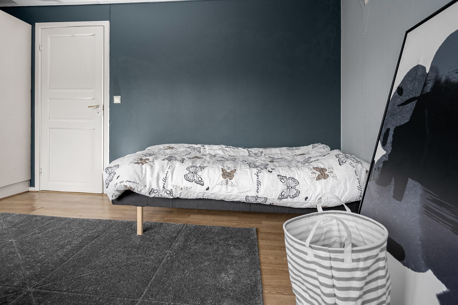 På soverommet er det plass til både dobbeltseng, kontorpult og kommoder. Galleribilde