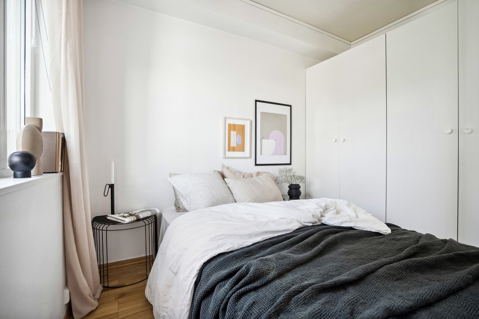 Garderobe på soverom medfølger Galleribilde