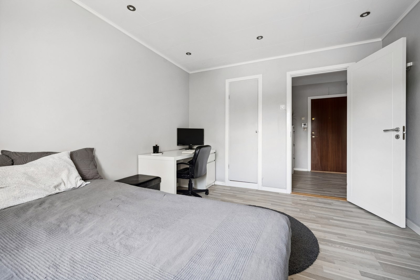 På soverommet er det en bod med god plass til oppbevaring. Galleribilde