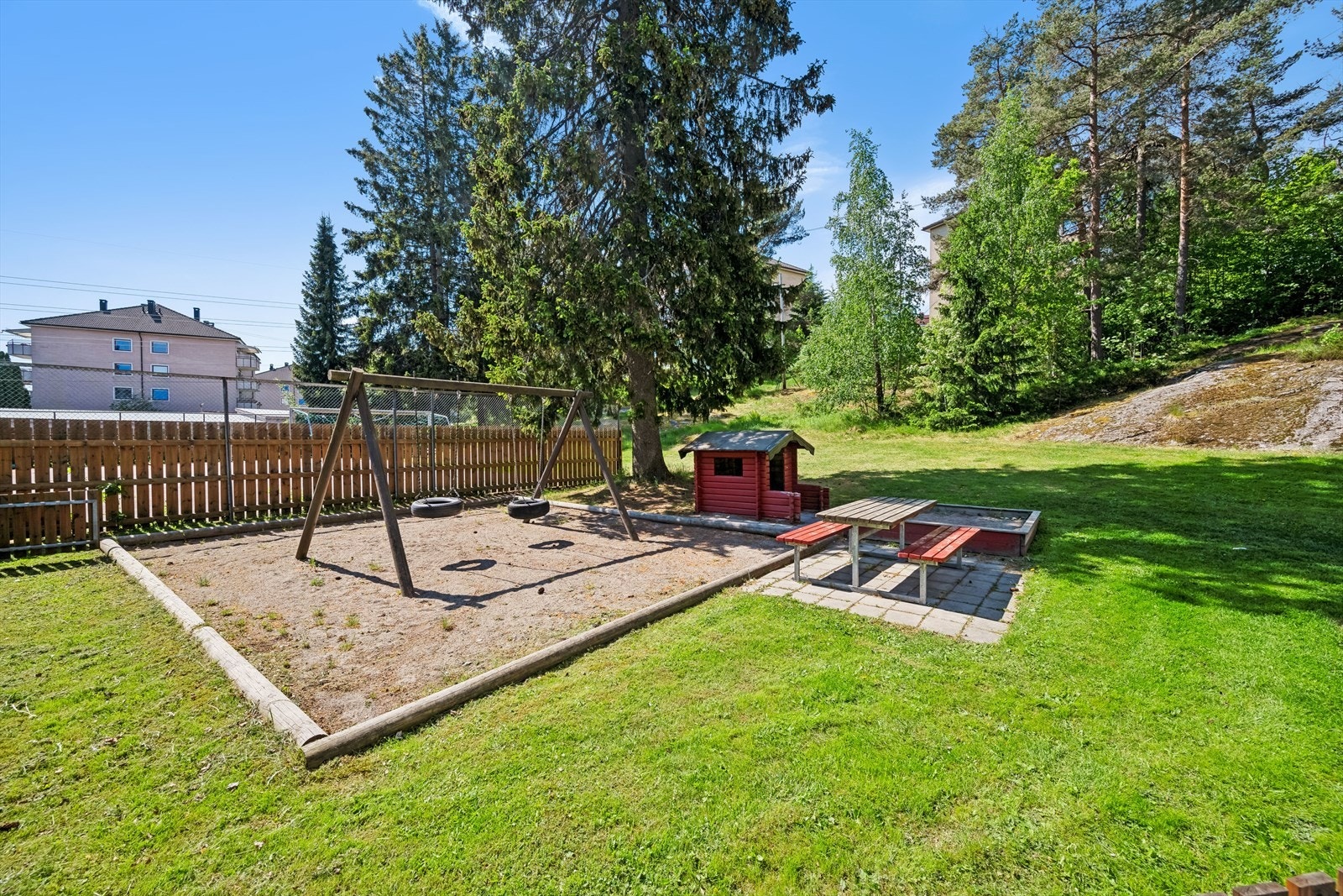 Lekeplass rett utenfor blokken. Galleribilde