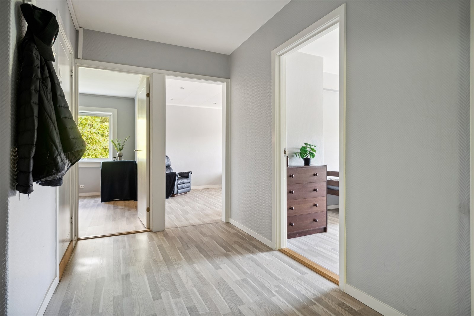 Romslig og lys entré med plass til å henge fra seg yttertøy og sette fra seg sko i et romslig bod. Galleribilde