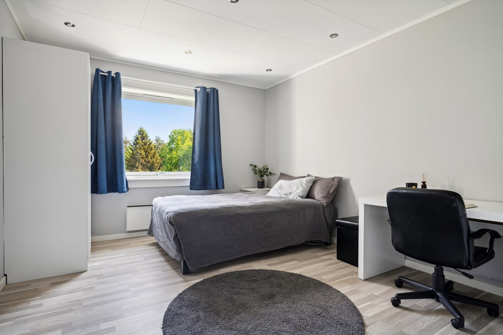 Hovedsoverommet har god plass til dobbeltseng, garderobeskap og nattbord. Galleribilde