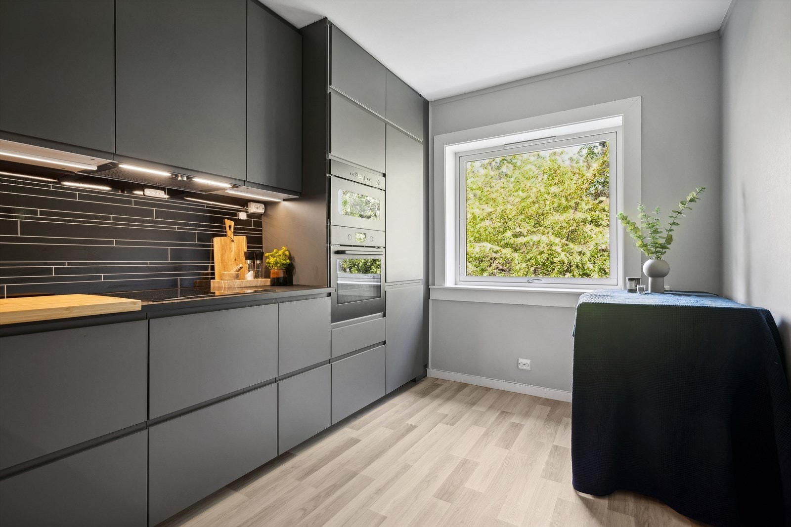 Kjøkkenet har integrerte hvitevarer som induksjonsplatetopp, stekeovn, mikrobølgeovn, oppvaskmaskin (smal modell) og kjøleskap. Galleribilde