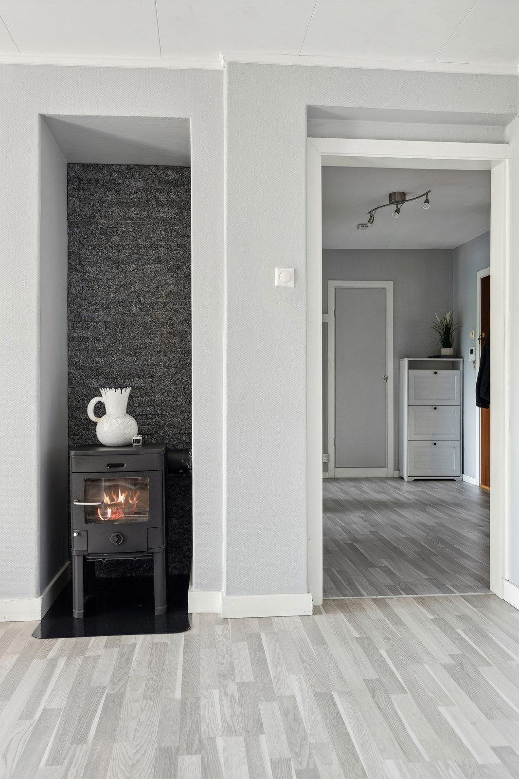 Stemningsskapende peis i stuen for kalde vinterdager. Galleribilde