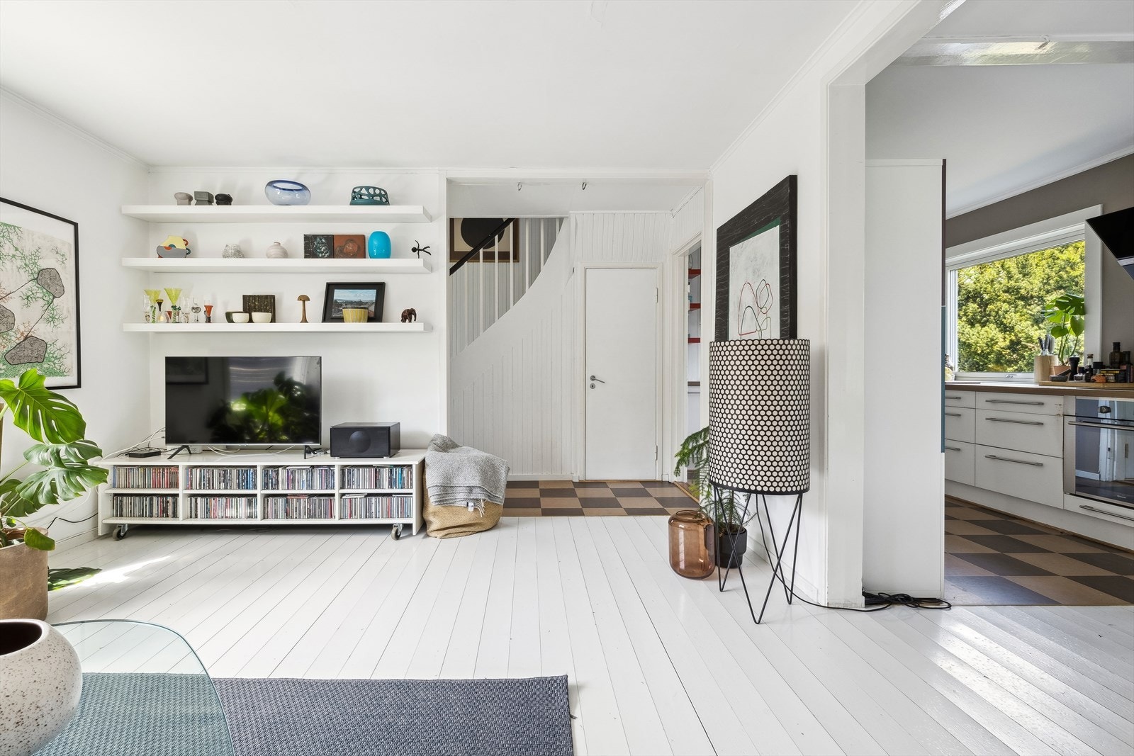 I stuen og 2. etg av boligen er det sjarmerende tregulv. Galleribilde