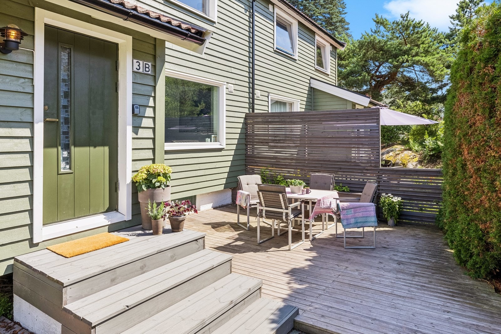 Koselig inngangsparti med terrasseplatting med god plass til sittegruppe. Galleribilde
