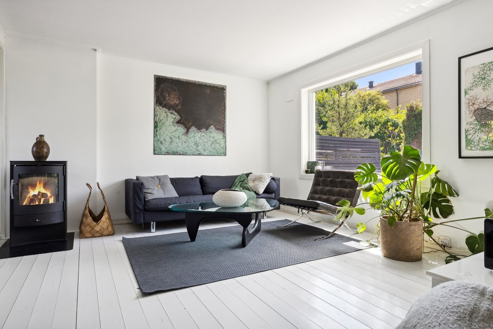 I stuen er det god plass til sofagruppe og mediamøbler. Galleribilde