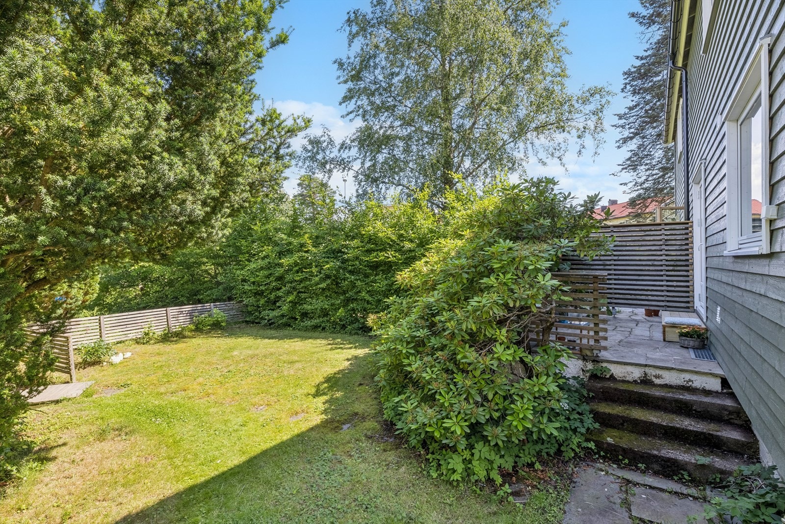 Boligen disponerer stor del av borettslagets tomt med kjempefin hage. Galleribilde