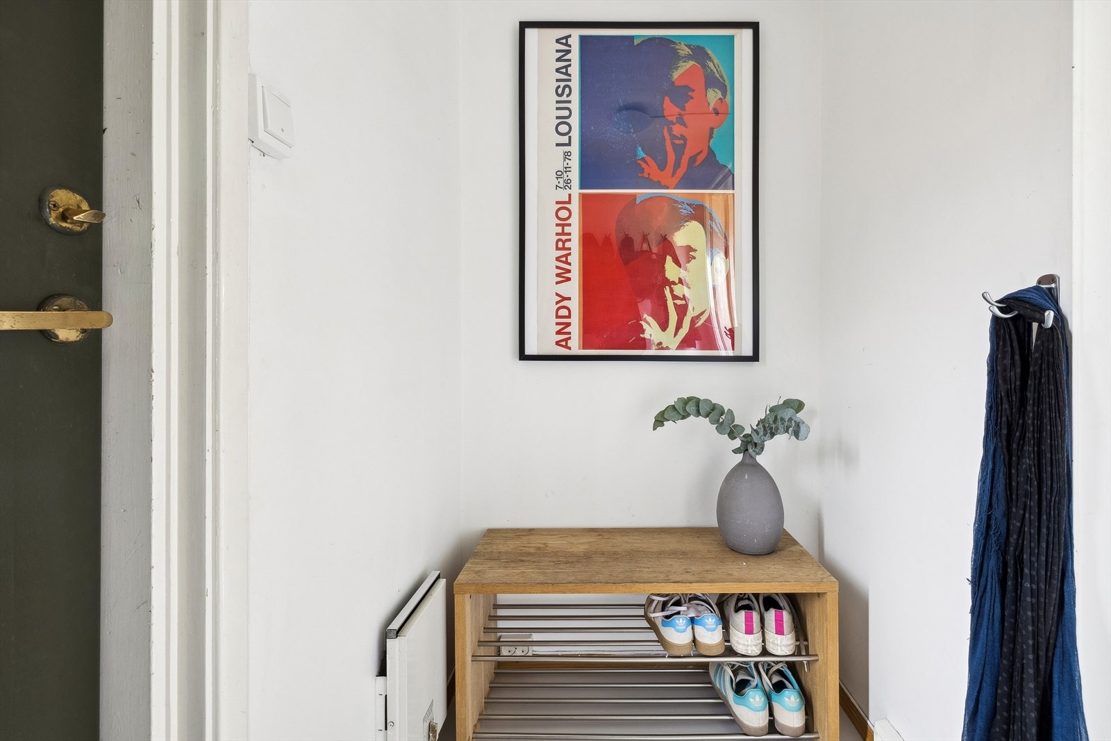 Velkommen inn! Entré med mulighet for å henge fra seg yttertøyet. Galleribilde