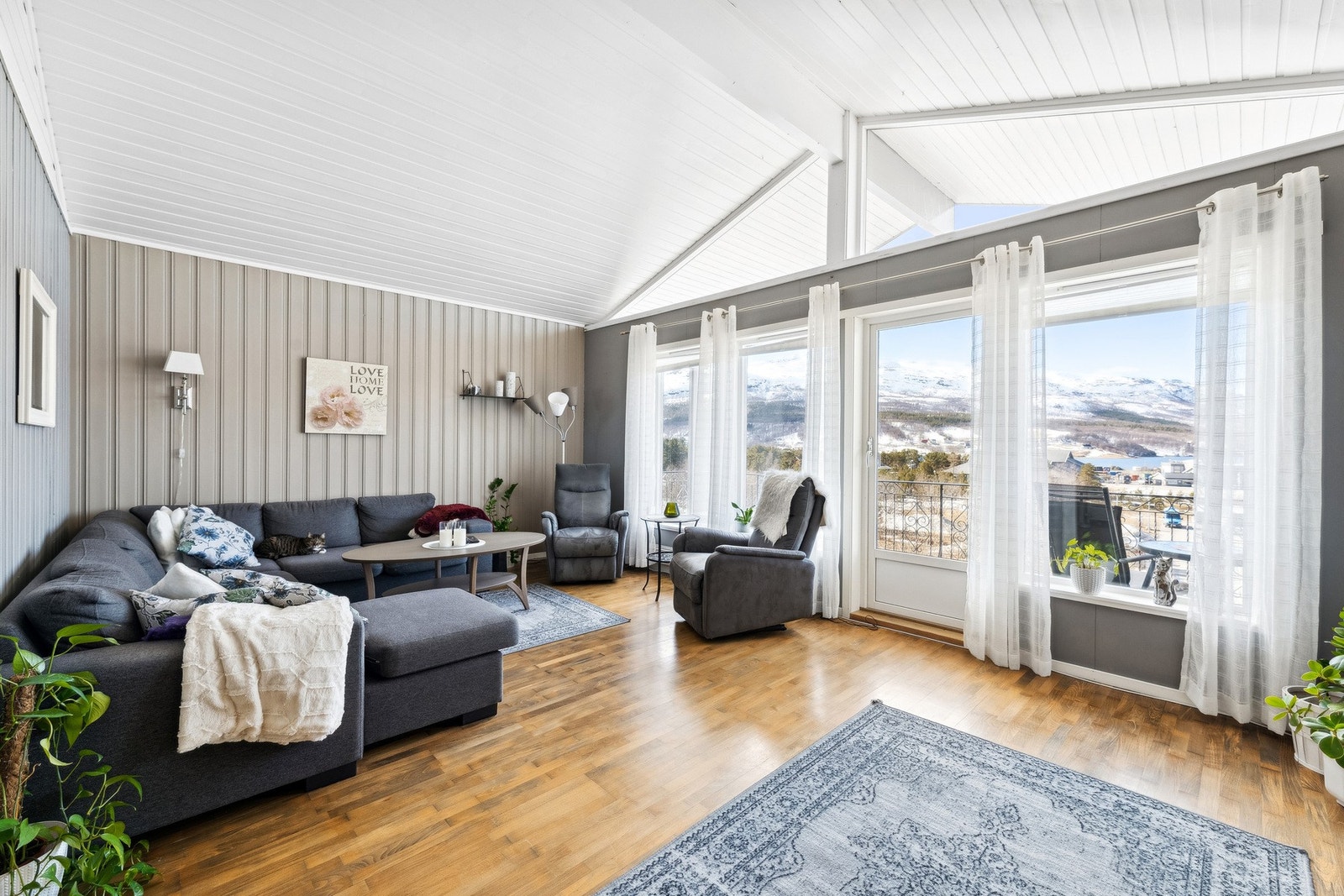 Stua har god takhøyde og flott utsikt Galleribilde