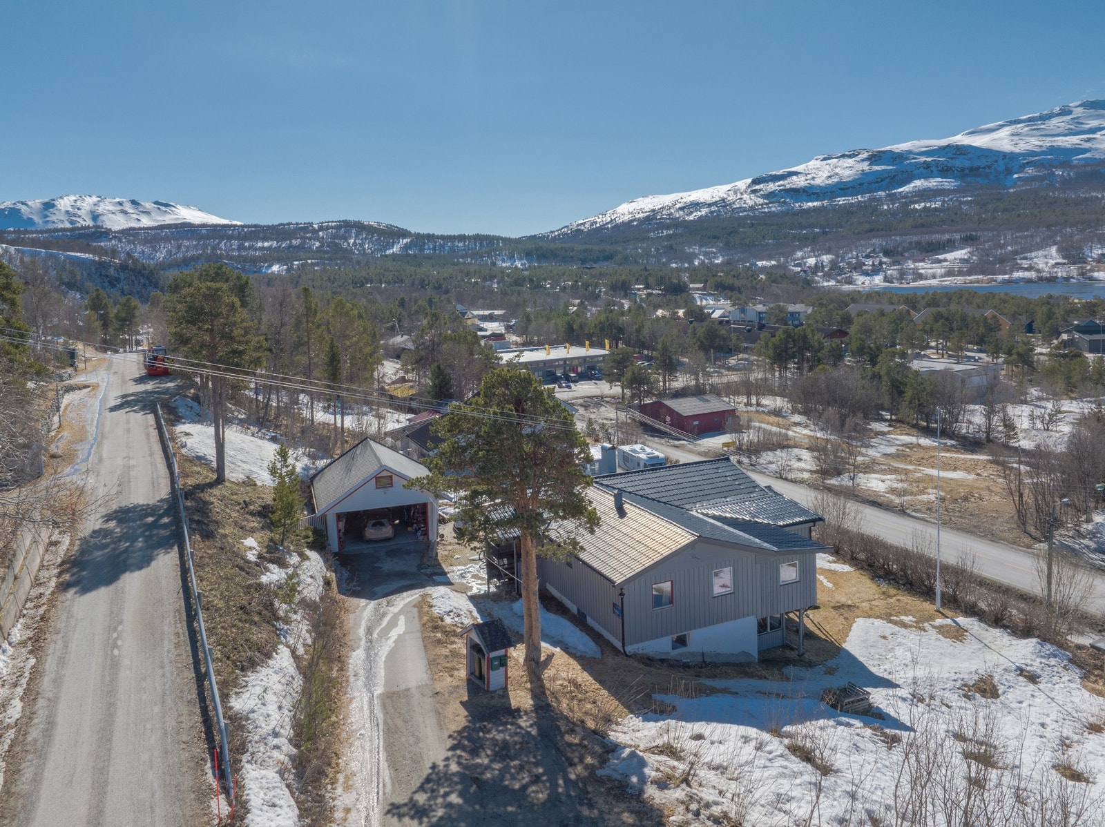 Boligen ligger fint til på en høyde og tomta er skrående fra øst mot vest Galleribilde