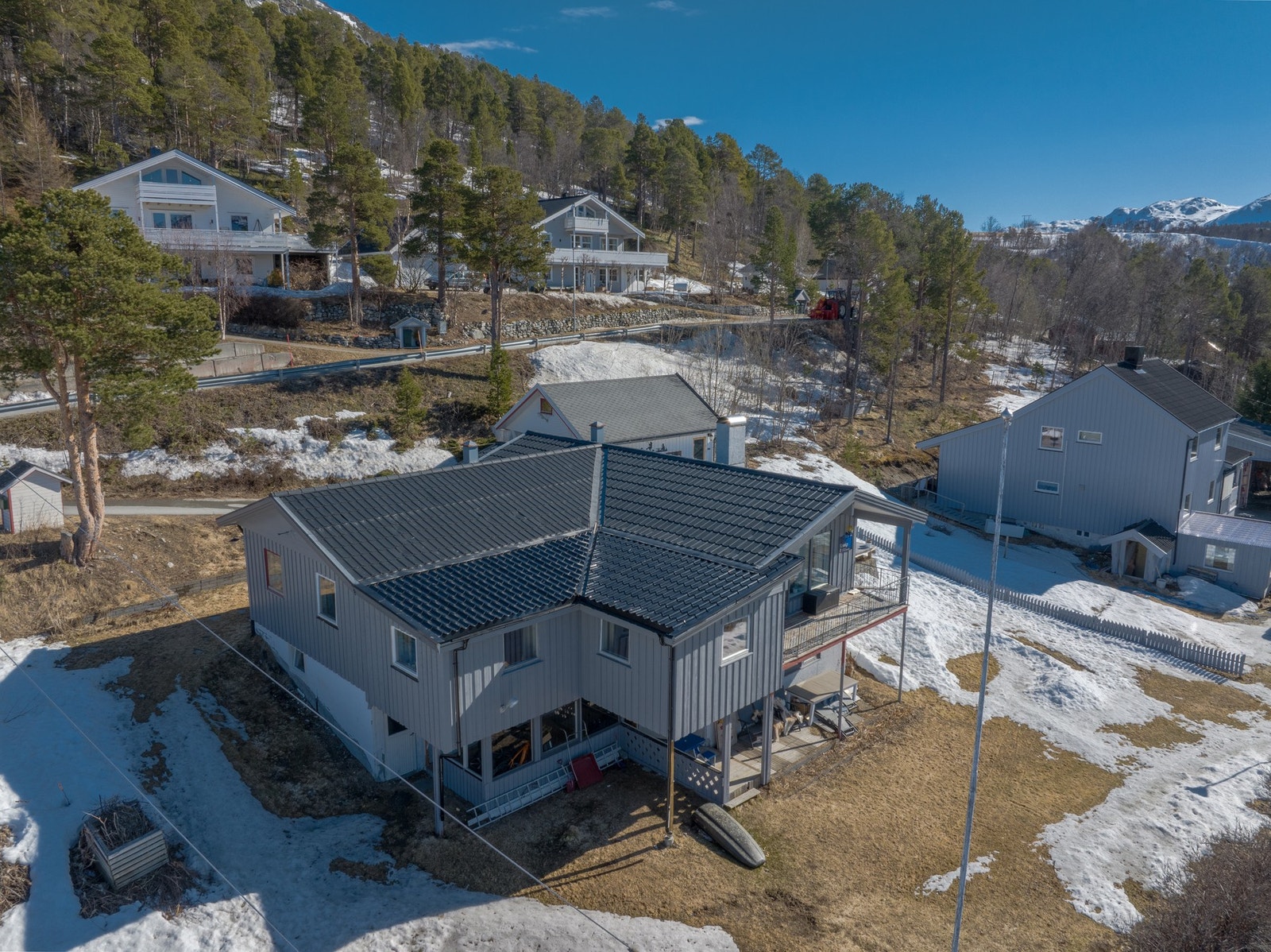 Innholdsrik enebolig med hybel i sokkel Galleribilde