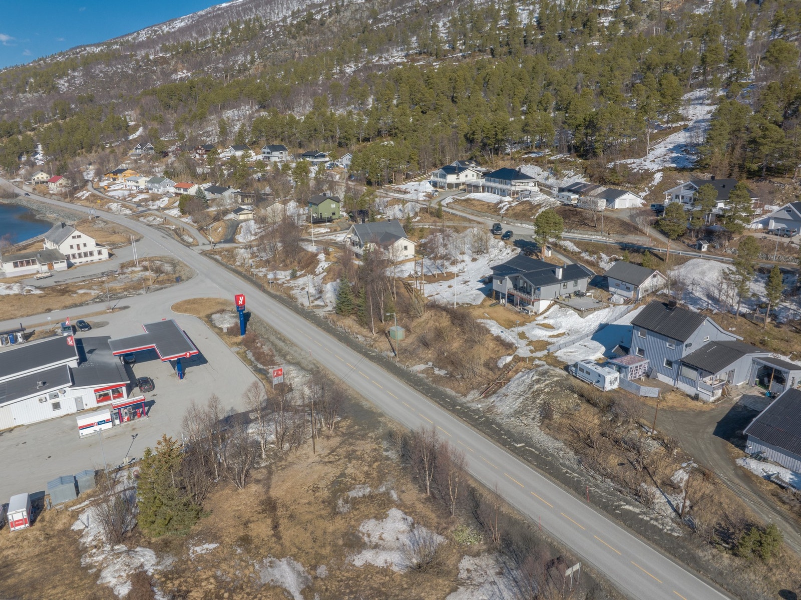 Eiendommen ligger sentralt til med kort vei til skole, barnehage og dagligvarehandel Galleribilde