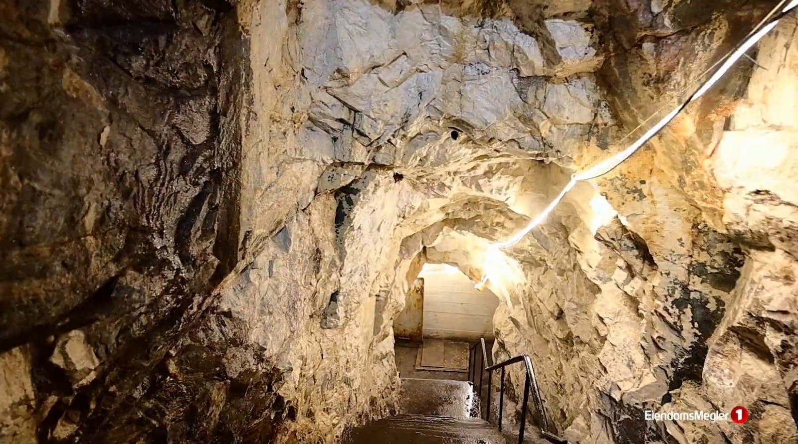 Inngang til stor bunkers fra hagestuen Galleribilde