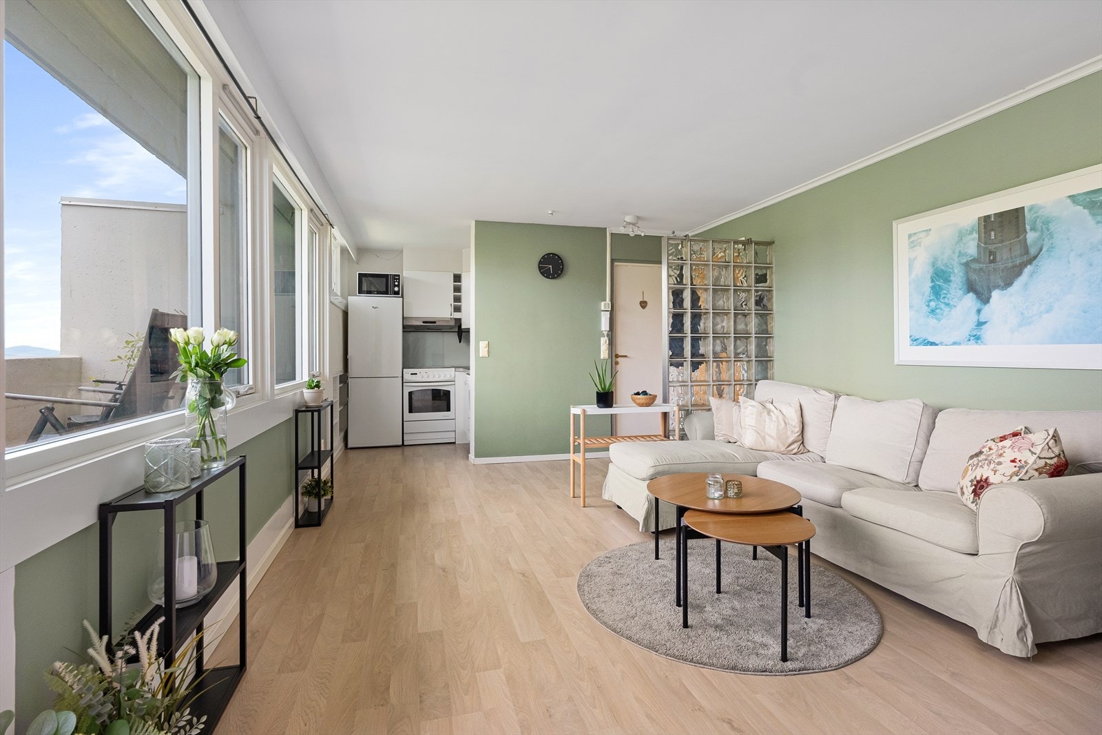 Hele leiligheten har store vindusflater, noe som gir rikelig med naturlig lys. Galleribilde