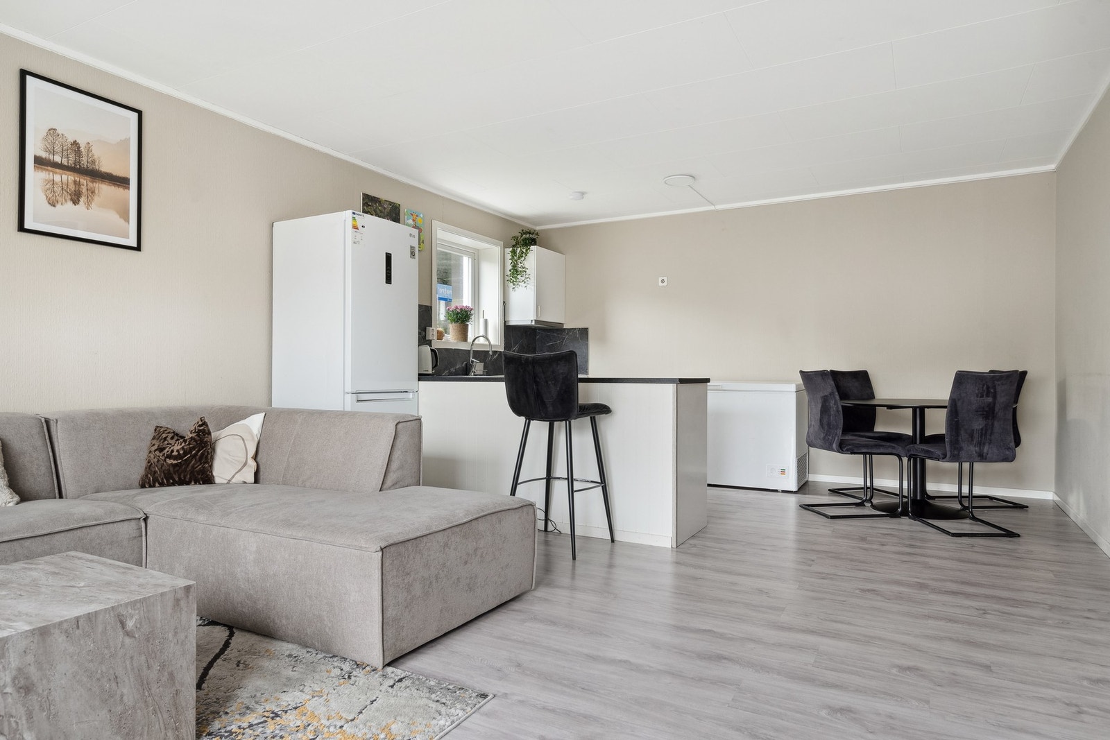 Den åpne løsningen som gir en større romfølelse og her er det plass til både sofa- og spisegruppe. Galleribilde