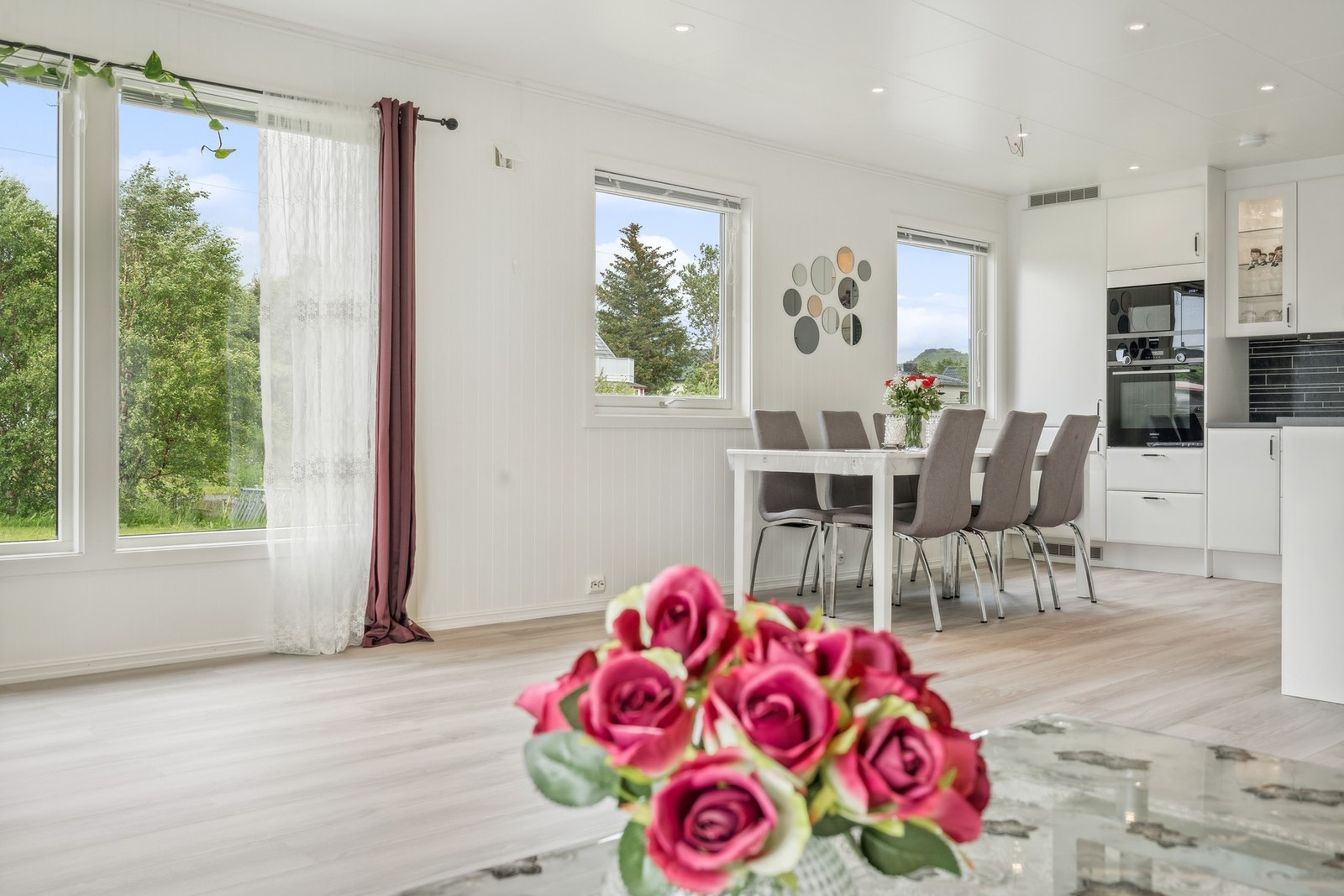 I hoveddelen er innvendige overflater blitt fornyet, samt skiftet kjøkkeninnredning og pusset opp badet. Galleribilde