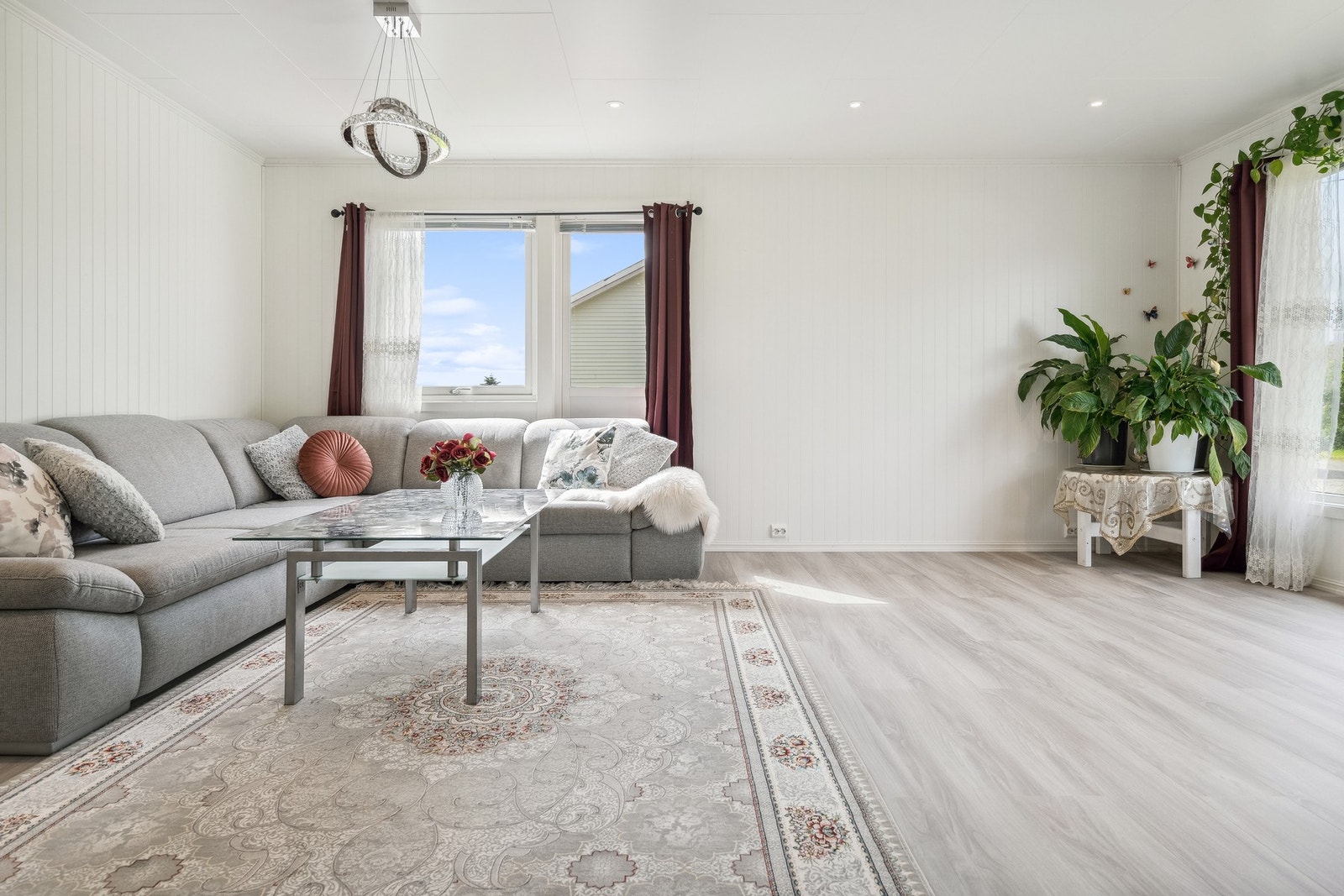 Stuen har en åpen løsning med kjøkken og er av romslig størrelse med plass til hele familien. Utgang til terrassen bak sofaen. Galleribilde