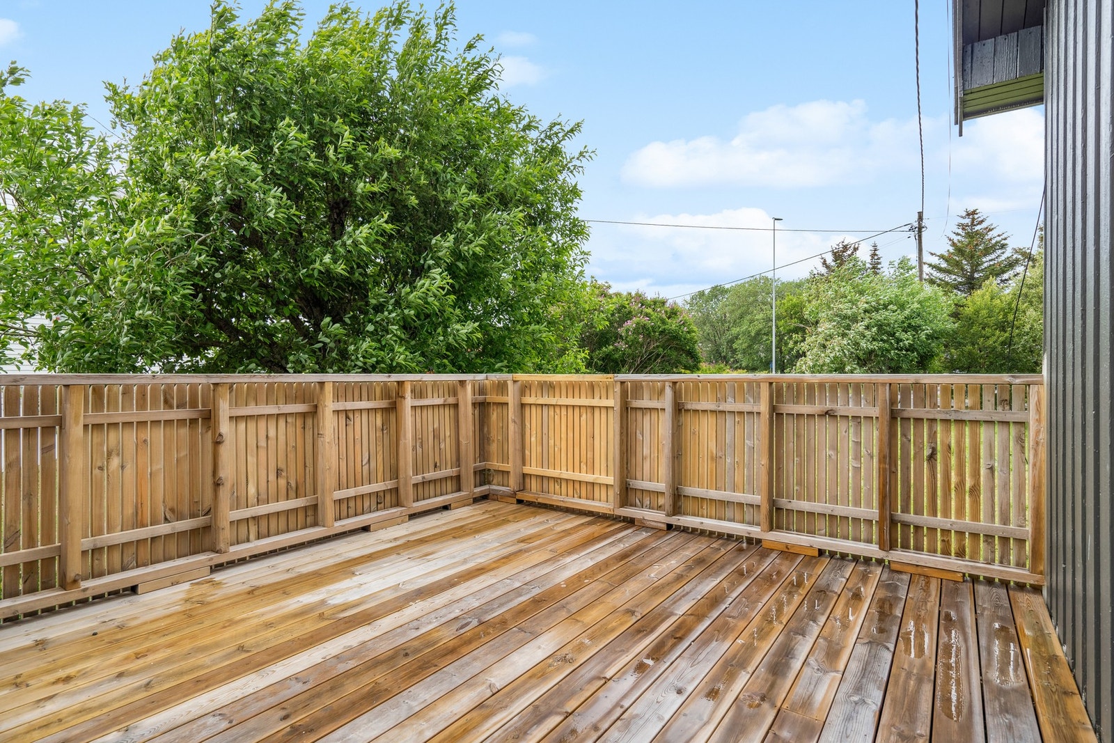 Her er det godt med plass til utemøbler og grill. Galleribilde