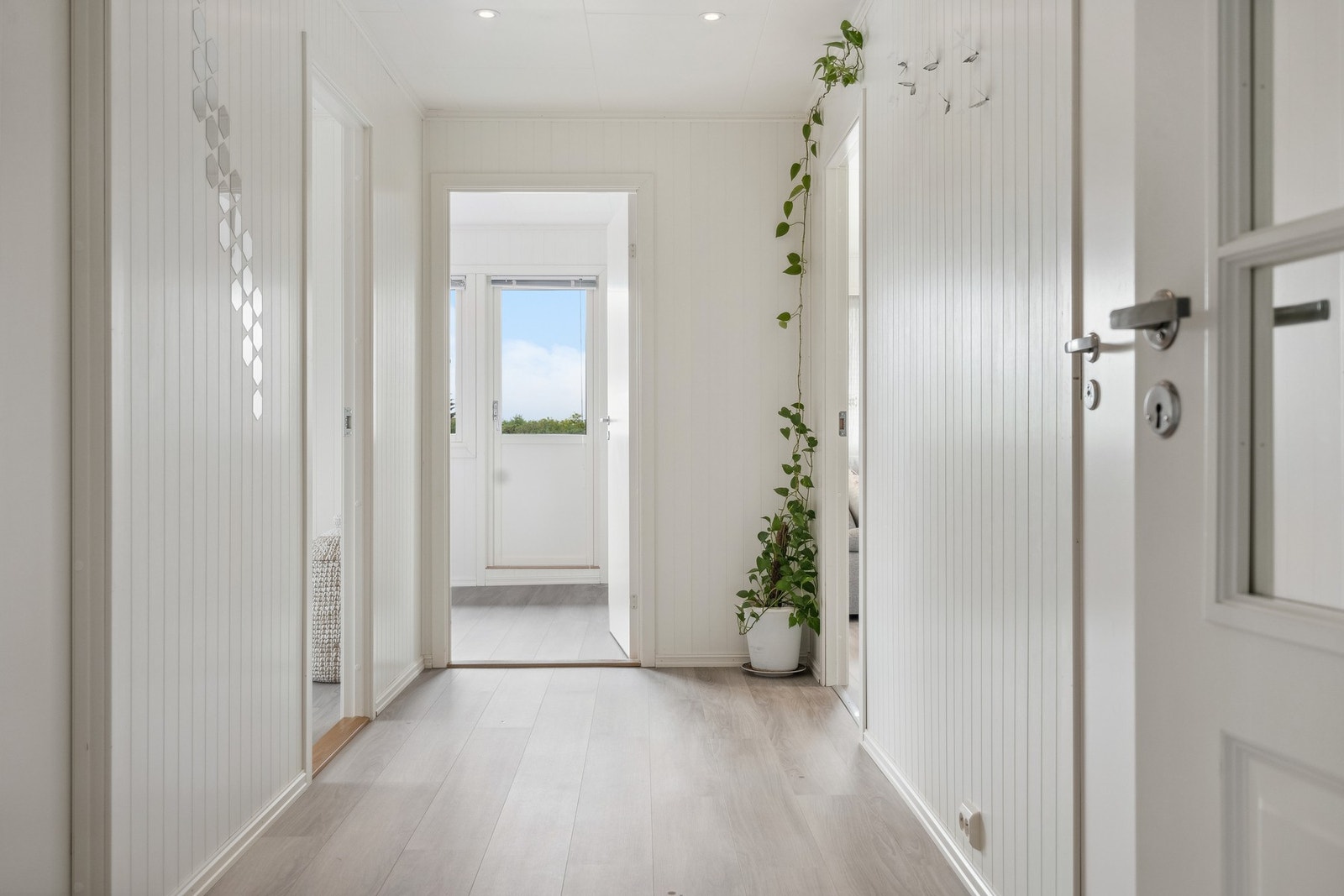 Gang med adkomst til stue/kjøkken, 3 soverom og bad/vaskerom. Galleribilde