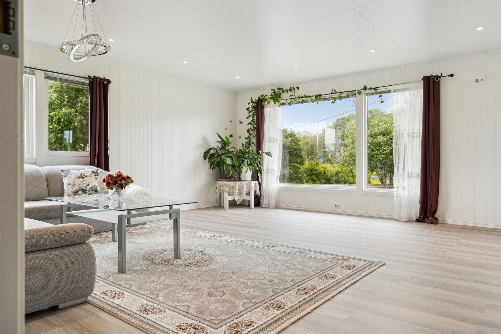 I stuen er det store vinduer som forlenger romfølelsen og slipper inn godt med dagslys. Galleribilde