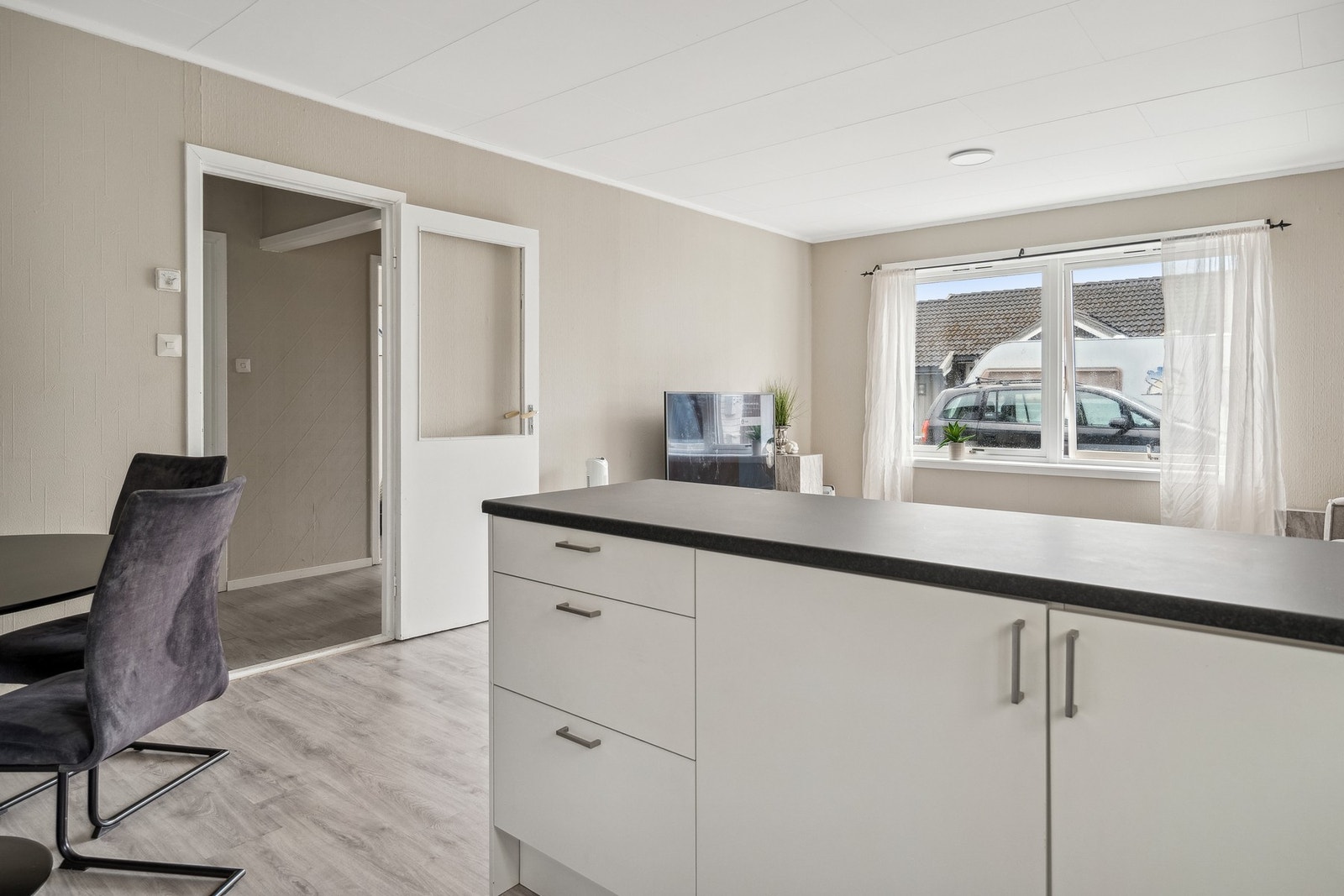 Godt med skap- og benkeplass på kjøkkenet. Galleribilde