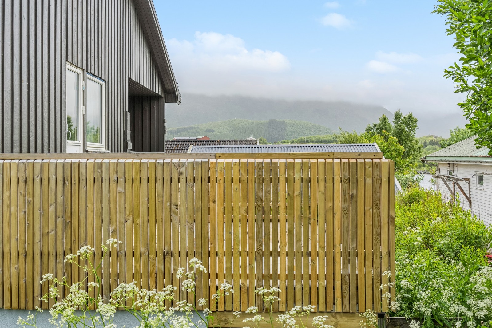 Eiendommen har en sentral beliggenhet på Leknes med gangavstand til hele Leknes sentrum, hvor man blant annet finner barnehager, skoler, legesenter, svømme- og idrettshaller, restauranter, flyplass m.m. Galleribilde