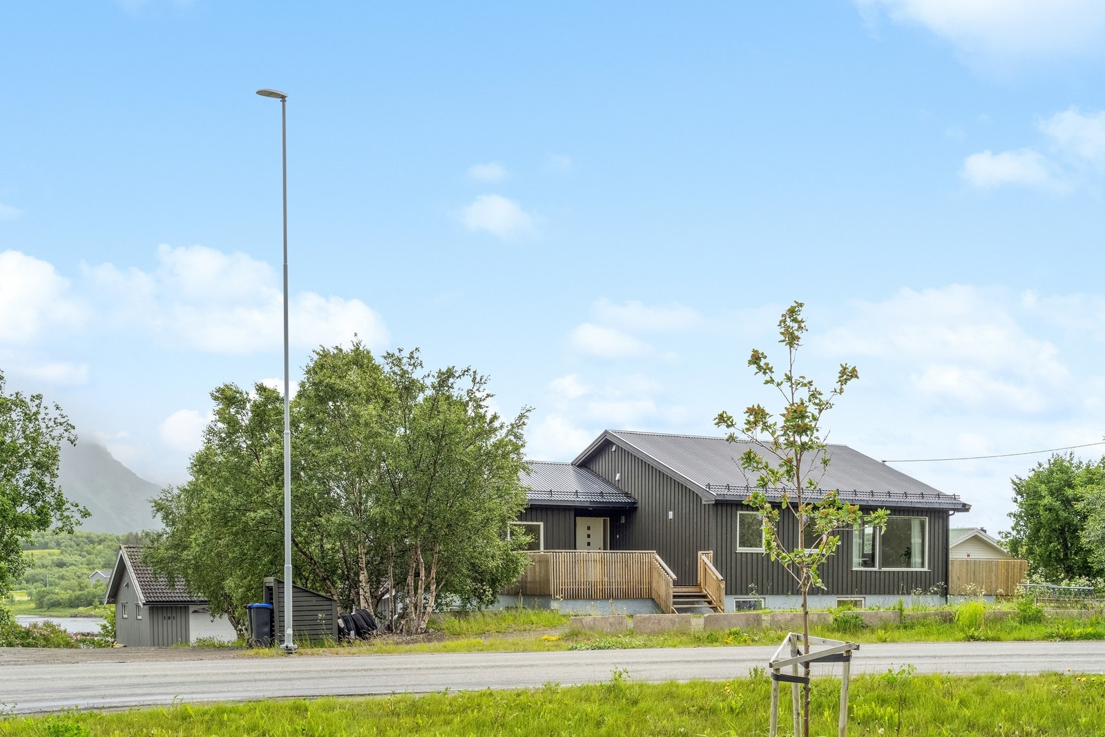 Det er kort vei til sjøen og fantastisk natur med flere flotte turstier som man kan benytte seg av med hele familien og venner. Galleribilde