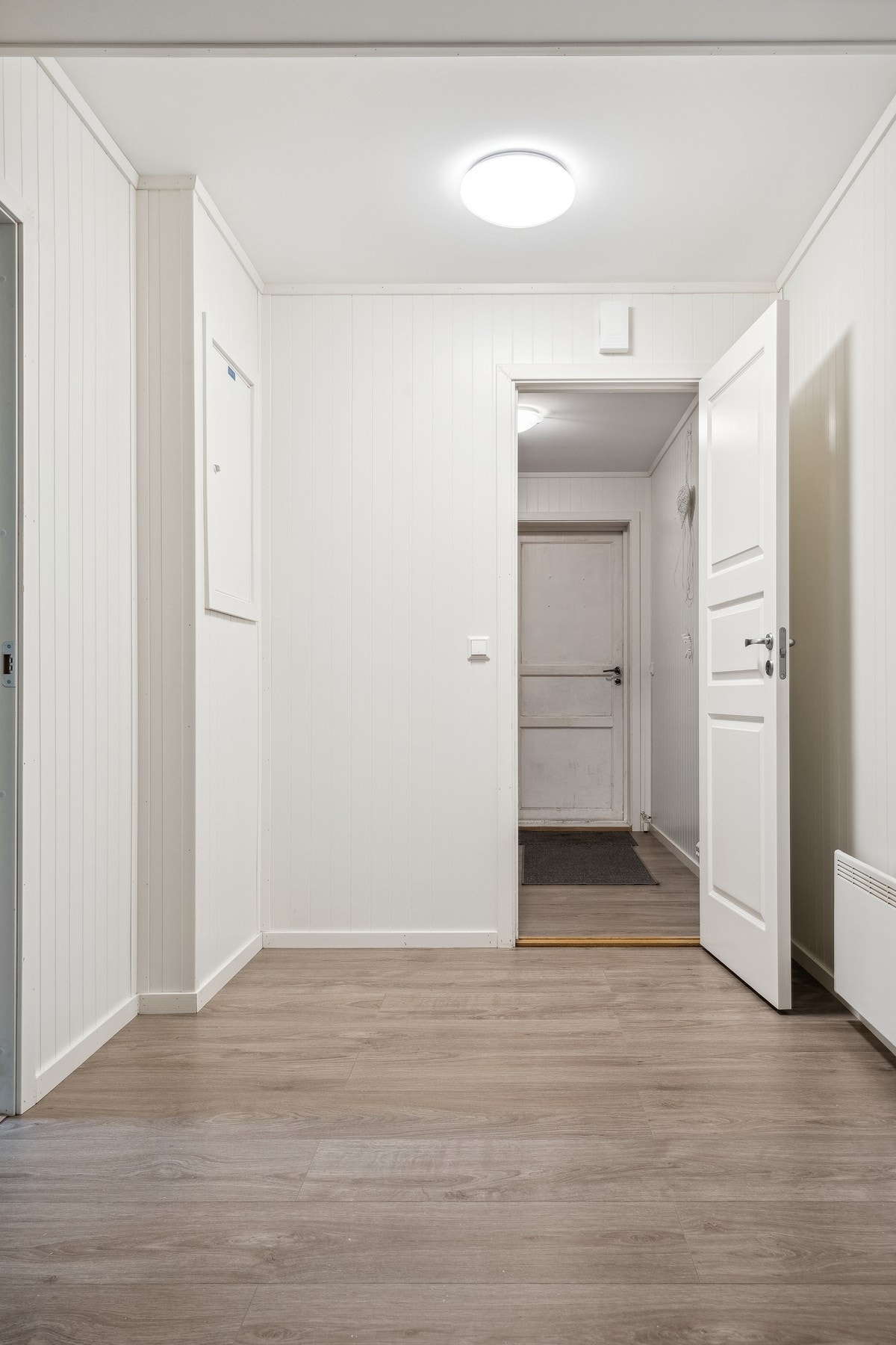 Romslig entré og gang i hybel. Galleribilde