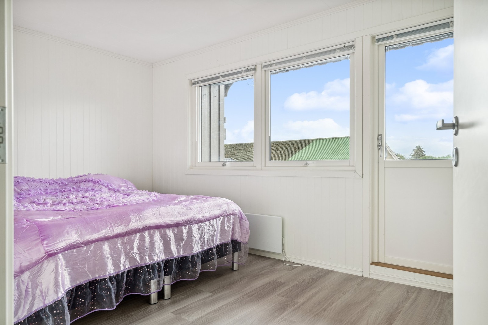 Hovedsoverommet er av god størrelse med plass til dobbeltseng og garderobeskap. Galleribilde