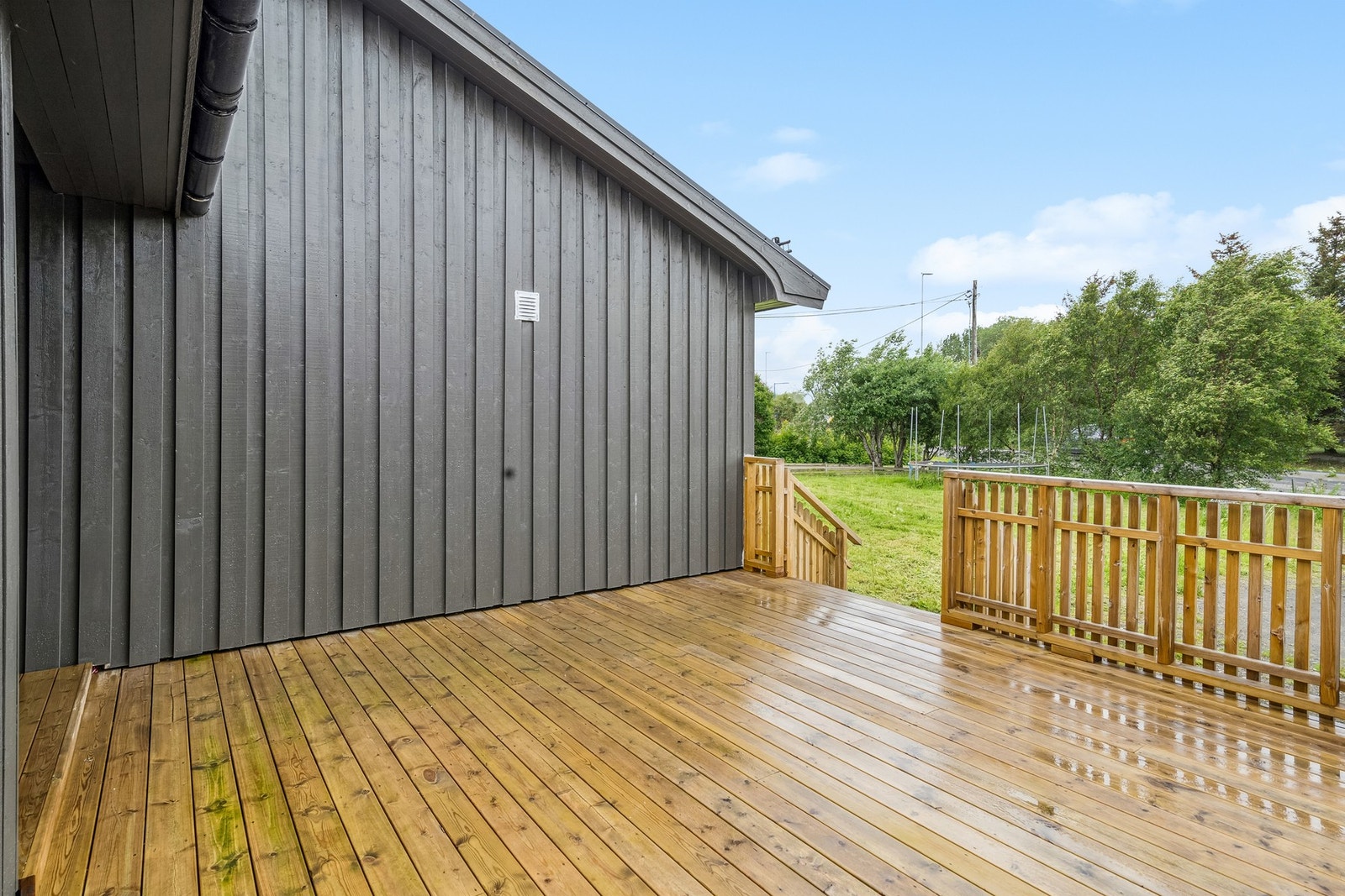 Like ved inngangspartiet til hoveddelen er det en romslig terrasse. Galleribilde