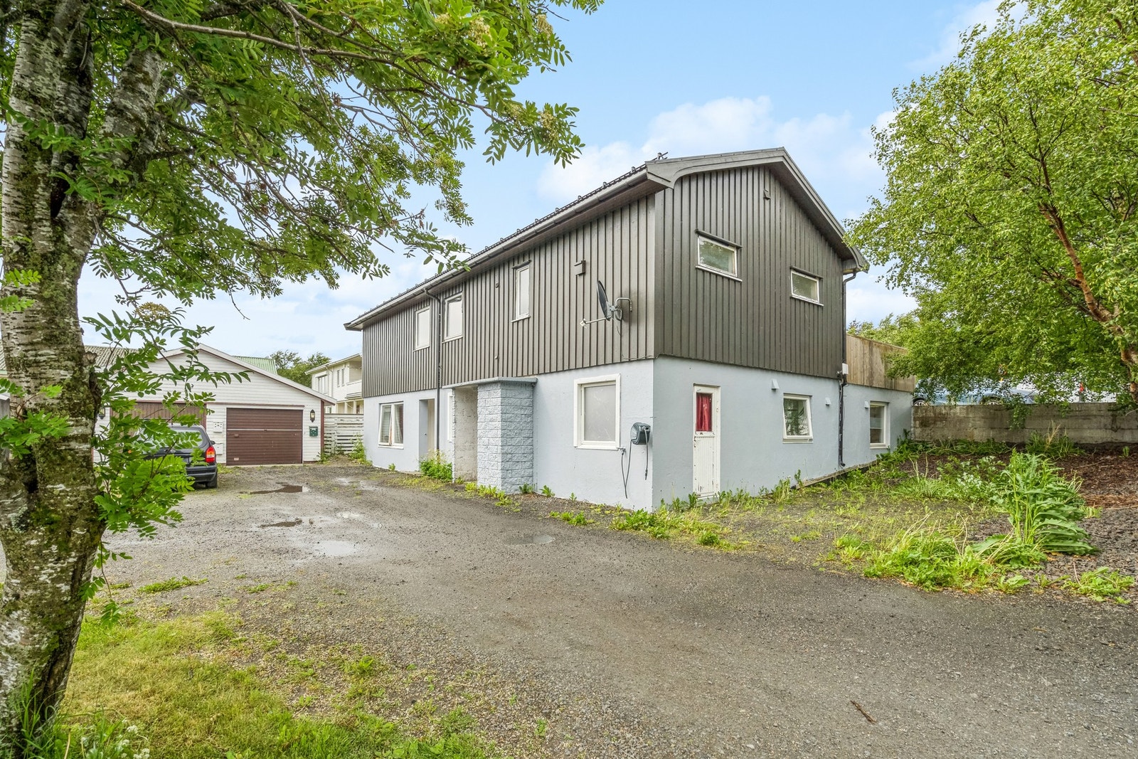 Boligen er opprinnelig fra 1972 hvor blant annet hovedetasjen er blitt modernisert de siste årene. Galleribilde